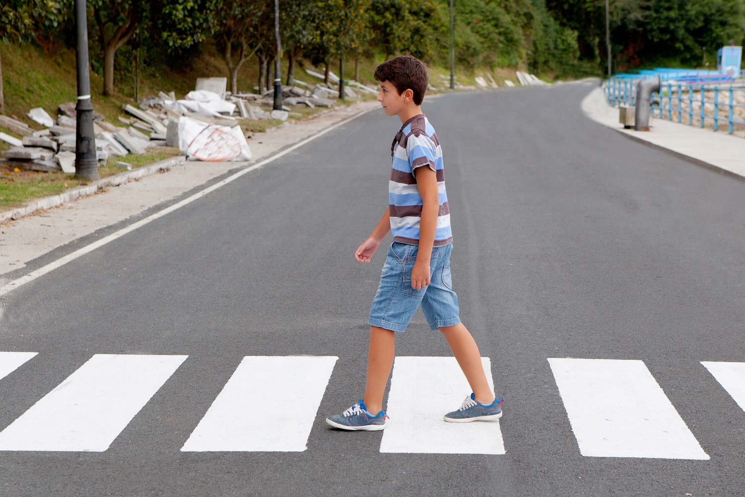 Мальчик переходит дорогу